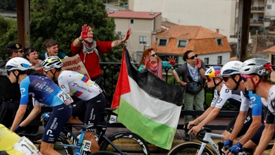 Ciclistas de La Vuelta ao seu paso por Poio (EFE / Lavandeira jr)