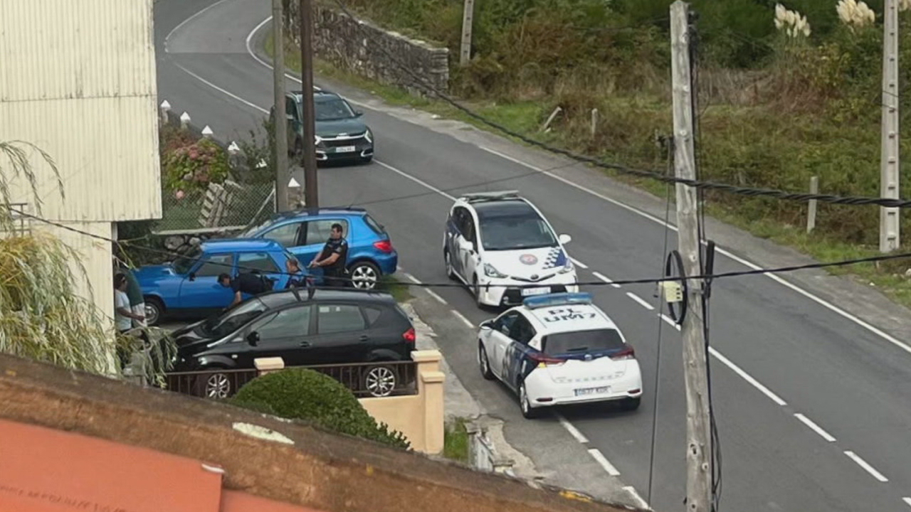 Momento da detención dos tres presuntos implicados no alixo de cocaína