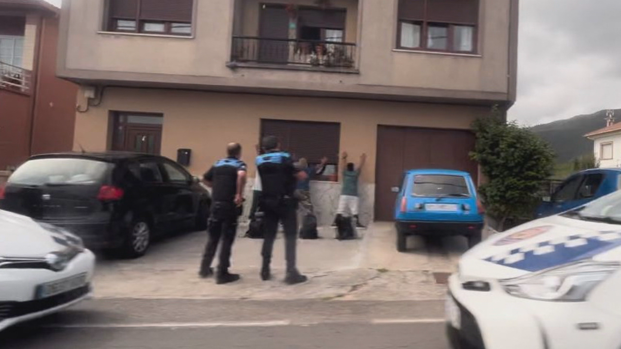 Momento en que a policía detén os tres presuntos implicados na descarga do alixo de coca na Pobra do Caramiñal