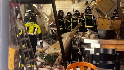 Os bombeiros no interior do local. EFE/Emerxencias Madrid