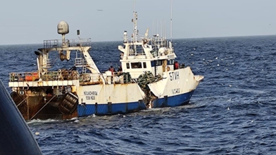 O arrastreiro 'Tafra 3' coa fenda lateral, tras ser embestido polo buque factoría 'Right Whale'. Foto: Europa Press/cedida