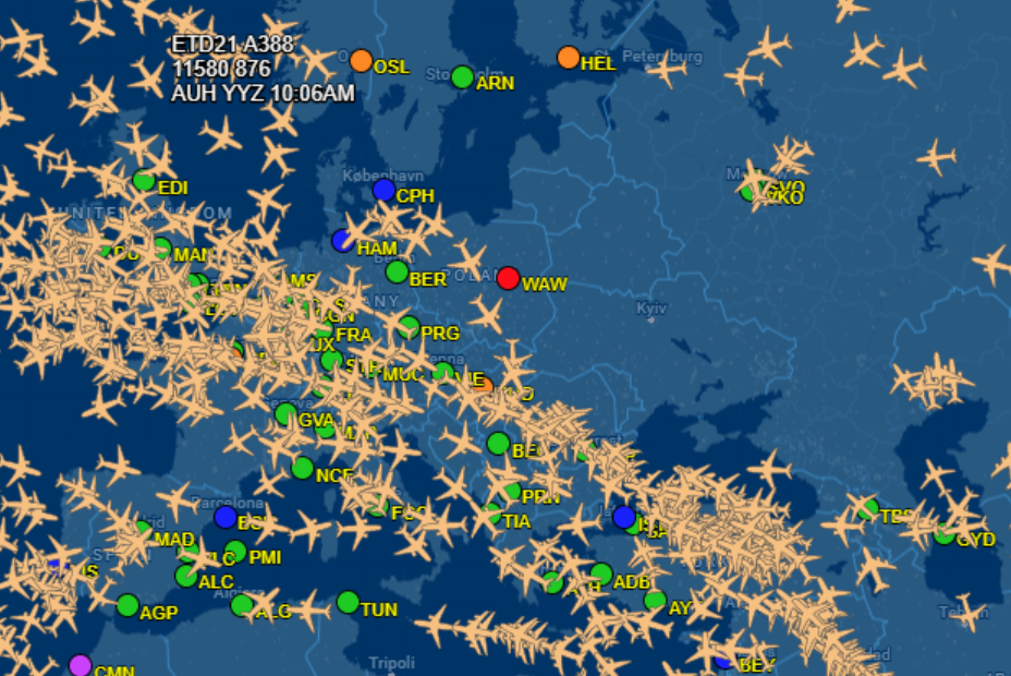 Tráfico aéreo ás 10:15 horas deste domingo. Os avións evitan as fronteiras de Polonia e Rumanía con Ucraína, como se aprecia na captura de https://es.flightaware.com/