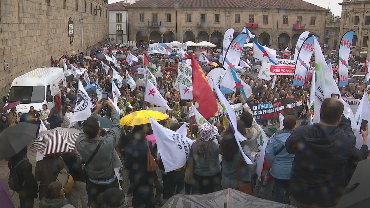 Imaxe parcial dos manifestantes na praza da Quintana onde se leu un comunicado