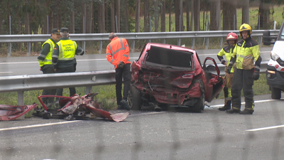 Estado do coche tras o accidente da vía e chocar coa mediana