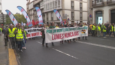 Cabeza da multitudinaria manifestación en Santiago de Compostela reclamando máis medidas contra os novos incendios