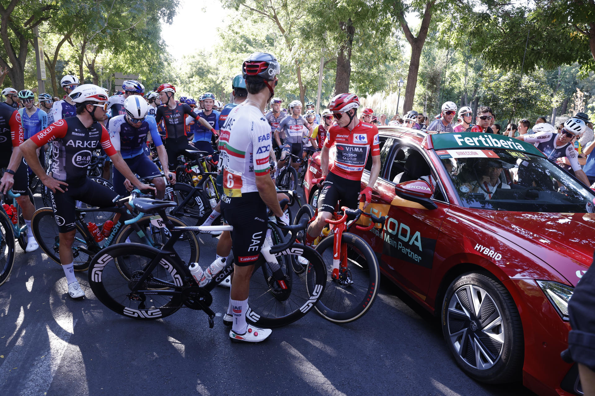 Os ciclistas finalizan a Volta dunha maneira improvisada. Foto: EFE/Rodrigo Jimenez