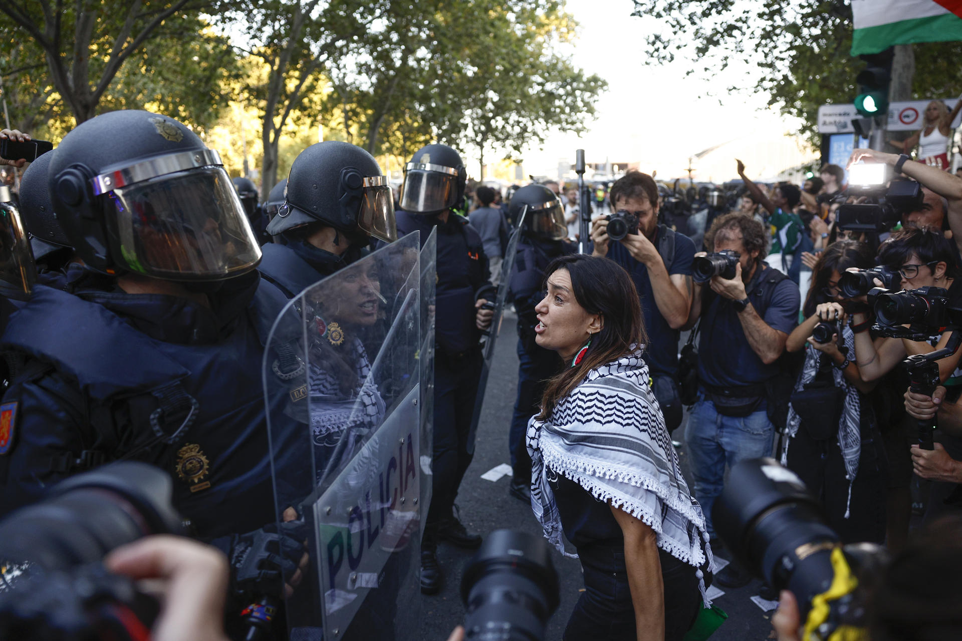 Manifestantes propalestinos cortan o percorrido da Volta no Paseo do Prado, Madrid. EFE/ Rodrigo Jimenez
