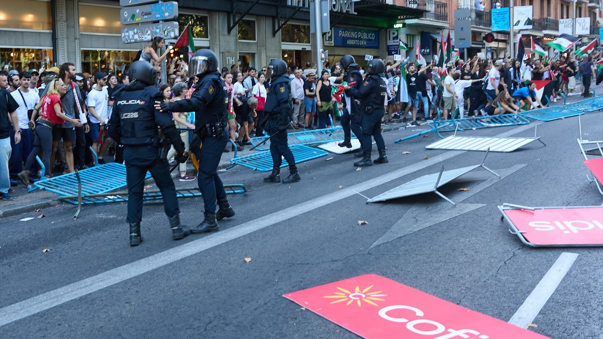 Protestas no centro de Madrid na última etapa da Volta (Jesús Hellín / Europa Press)