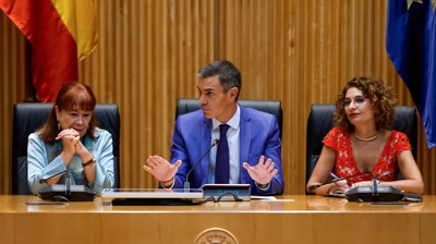 O presidente do Goberno e secretario xeral do PSOE, Pedro Sánchez, xunto a presidenta do PSOE, Cristina Narbona e a vicesecretaria xeral, María Jesús Montero, preside a reunión interparlamentaria do Grupo Parlamentario Socialista, este luns no Congreso (EFE/JJ GUILLEN)