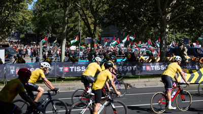 Persoas con bandeiras de Palestina á beira de ciclistas que pasan polas inmediacións de Atocha/Jesús Hellín /Europa Press