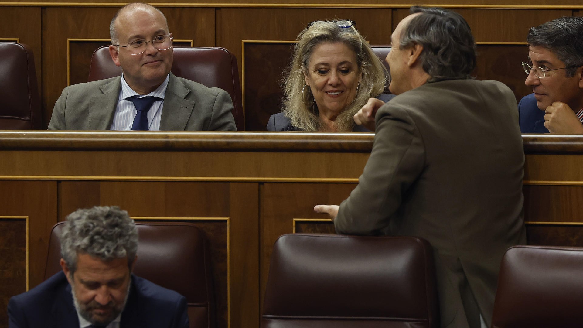 Deputados do PP charlan no Congreso durante a sesión deste martes. EFE/ J.P.Gandul