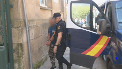 Imaxe do paso a disposición xudicial dos detidos este martes en Muros