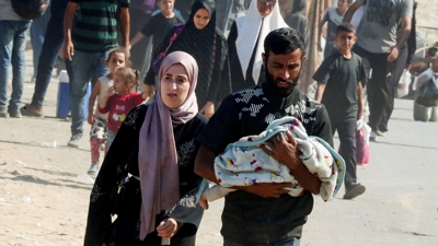 Palestinos desprazados abandonan o norte de Gaza (Reuters/Mahmoud Issa)