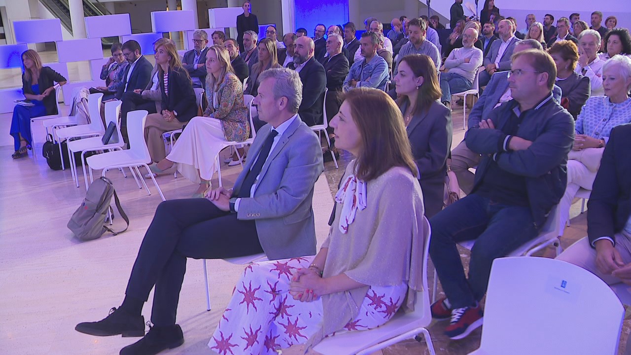 Alfonso Rueda e a conselleira Ánxeles Vázquez, no cumio cos alcaldes de concellos costeiros galegos