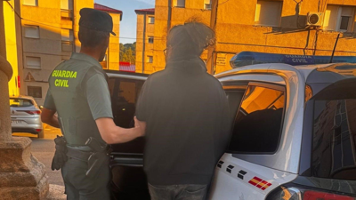 O detido entrando no coche da Garda Civil/Garda Civil