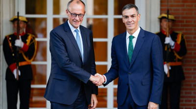 O primeiro ministro español, Pedro Sánchez, estreita a man do chanceler alemán, Friedrich Merz/Susana Vera/Reuters
