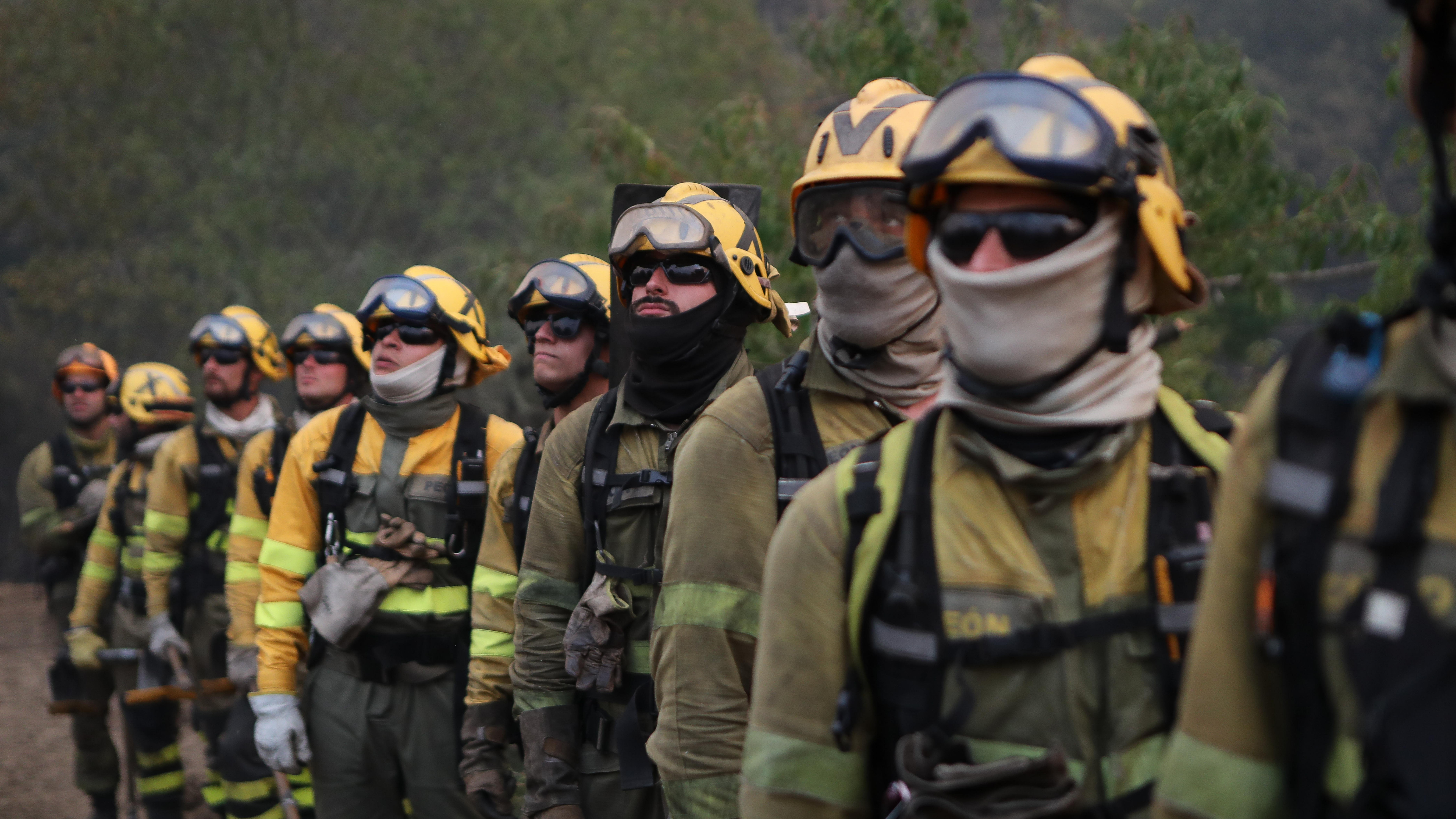 Brigadas forestais participan na extinción do incendio de Pantón (Carlos Castro/Europa Press)