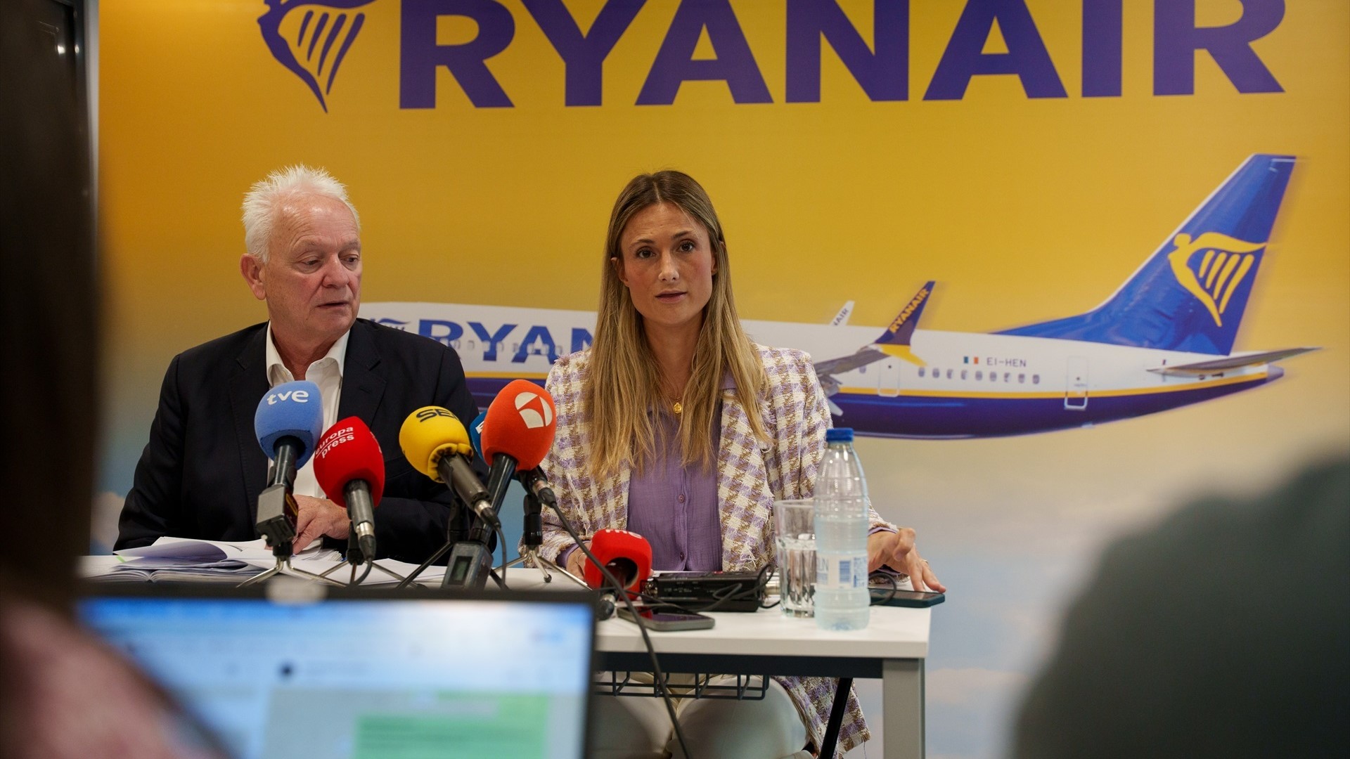O CEO da aeroliña irlandesa, Eddie Wilson, e a responsable de Comunicación da empresa en España, Alejandra Ruiz, ofrecen unha sesión informativa