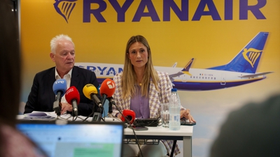 O CEO da aerolínea irlandesa, Eddie Wilson e a responsable de comunicación da 'low cost' en España, Alejandra Ruiz, ofrecen unha sesión informativa/
