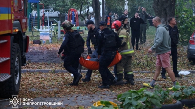 Evacuación dunha das persoas feridas en Dnipró. FOTO difundida por REUTERS