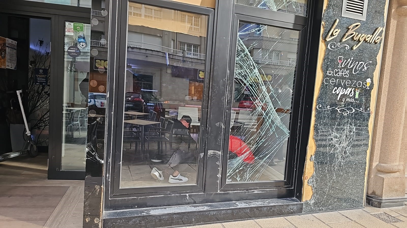 Imaxe do estado no que quedou a cafetería asaltada