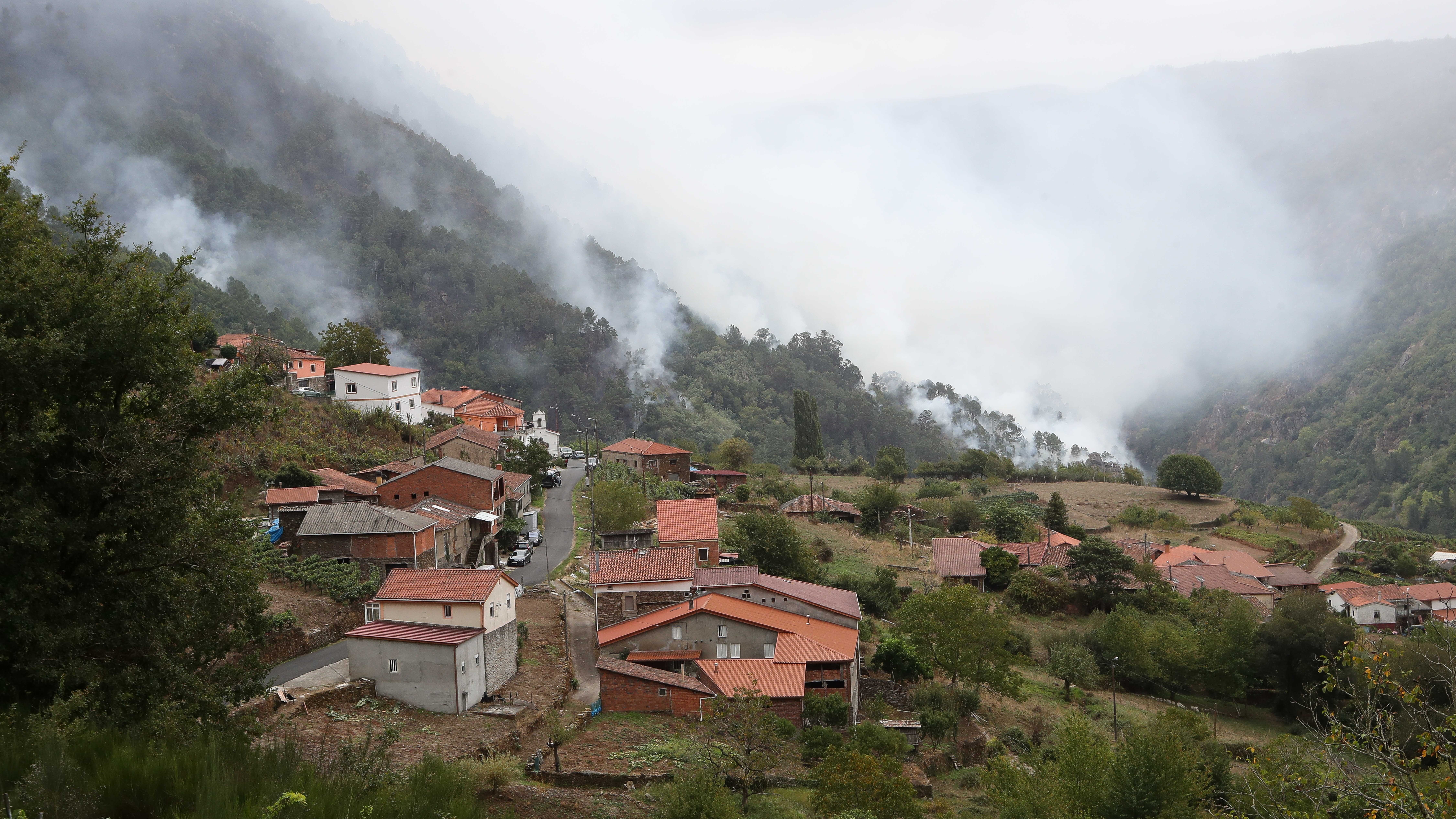 Fumareda na fronte de lume de Pantón. EUROPA PRESS/Carlos Castro