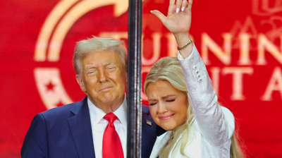 Erika Kirk, viúva de Charlie Kirk, canda o presidente estadounidense Donald Trump durante a homenaxe en Arizona ao conservador asasinado (REUTERS / Daniel Cole)