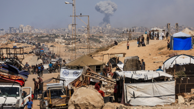Bombardeo israelí en Gaza e palestinos fuxindo, este luns. REUTERS/Dawoud Abu Alkas