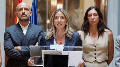 A portavoz do GPP no Senado, Alicia García, xunto co vicesecretario de Educación e Igualdade do PP, Jaime de los Santos, e a conselleira de Inclusión Social da Junta de Andalucía, Loles López (EFE/Sergio Pérez)