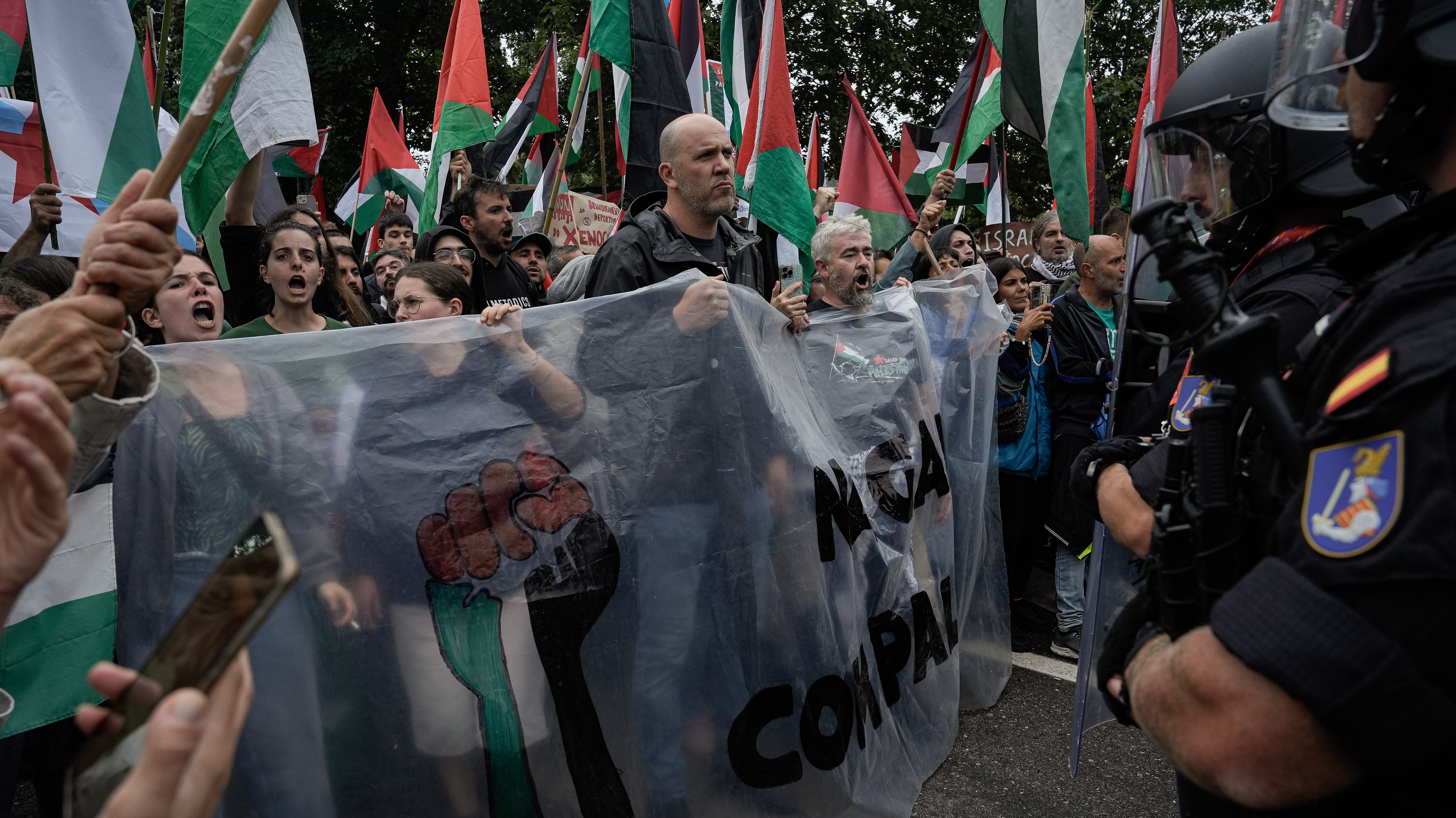 Protesta en Mos durante a etapa da Volta (Europa Press/Adrián Lago)