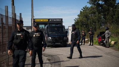 Rexistro nunha nave de Vilanova de Arousa este mércores (Europa Press/Elena Fernández)
