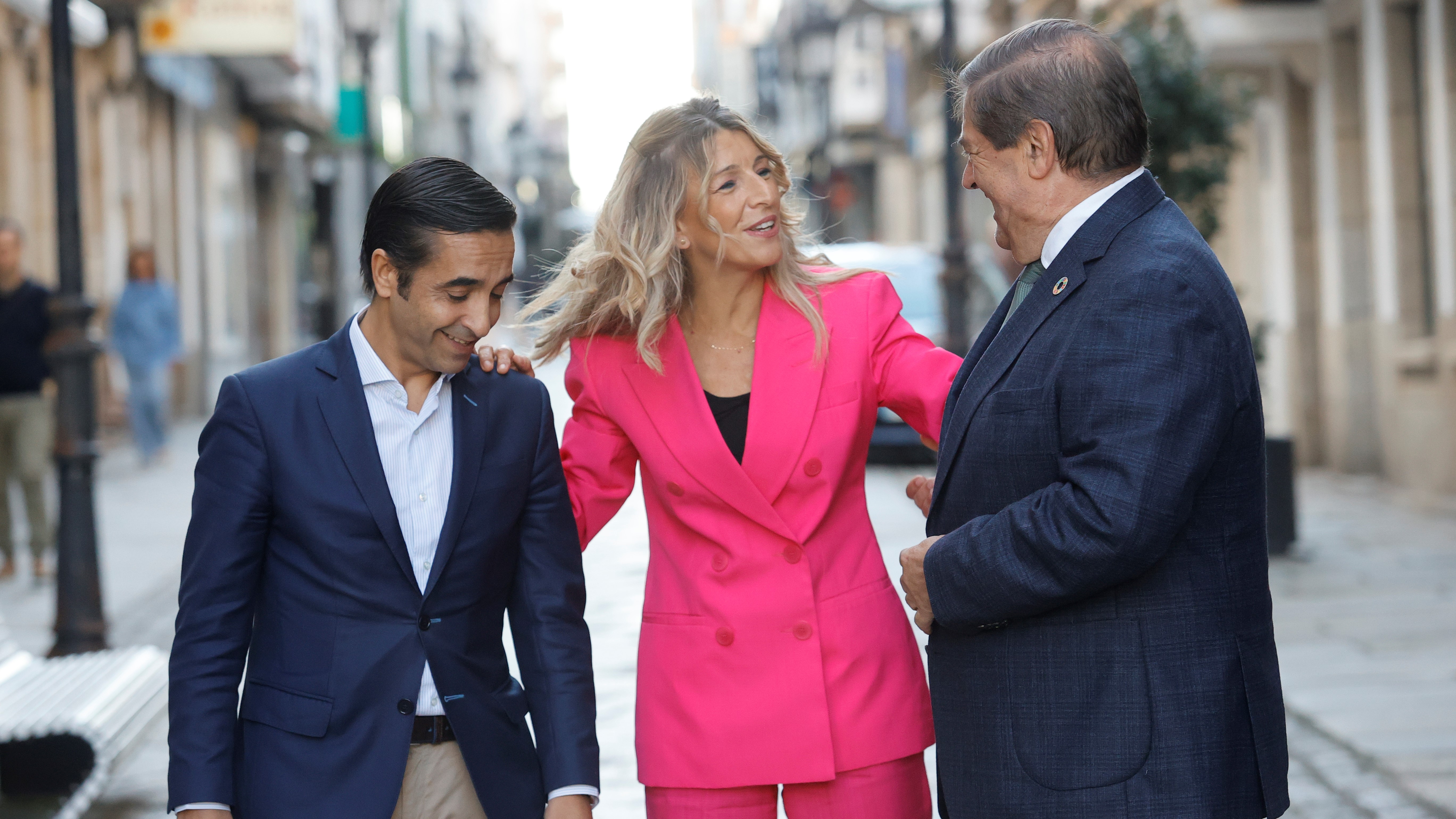 Yolanda Díaz acompañada do alcalde da cidade, José Manuel Rey, e do subdelegado do Goberno, Julio Abalde (EFE/Kiko Delgado)