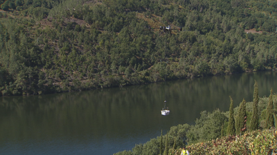Proba dun dron transportando unha caixa de uvas na adega Finca Míllara, en Pantón