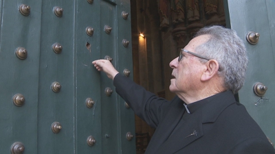 O deán da catedral de Ourense sinala o lugar en que estaba a peza roubada