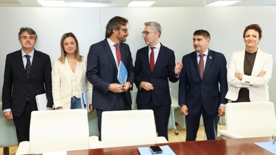 O secretario de Estado de Política Territorial, Arcadi España e o conselleiro de Presidencia, Diego Calvo (3i), xunto á secretaria xeral de Coordinación Territorial, Myriam Álvarez; o delegado do Goberno, Pedro Blanco; o secretario xeral de Presidencia e Xustiza da Xunta, Francisco Javier Abad, e a directora xeral de Relacións institucionais da Xunta, Sandra Vázquez, este venres, no despacho do conselleiro en Santiago (EFE/ Xoán Rey)