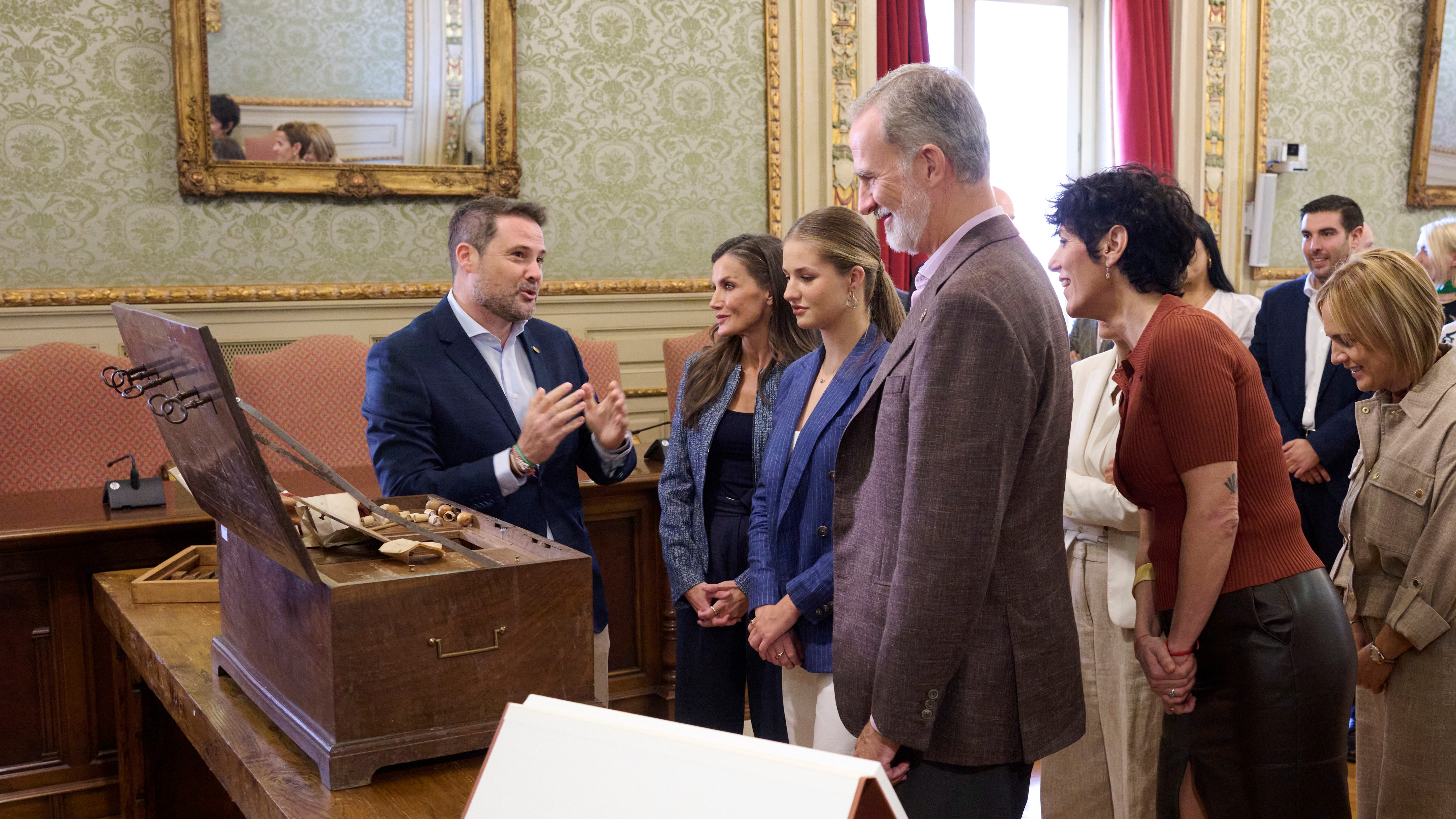 Os monarcas e a súa filla na Casa Consistorial de Tudela. EFE/Iñaki Porto