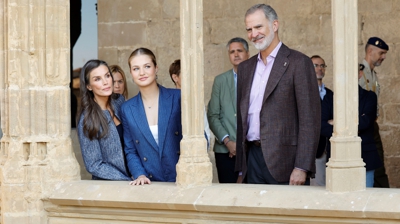 Filipe VI, Letizia e a princesa Leonor no castelo de Olite. EFE/Villar López POOL