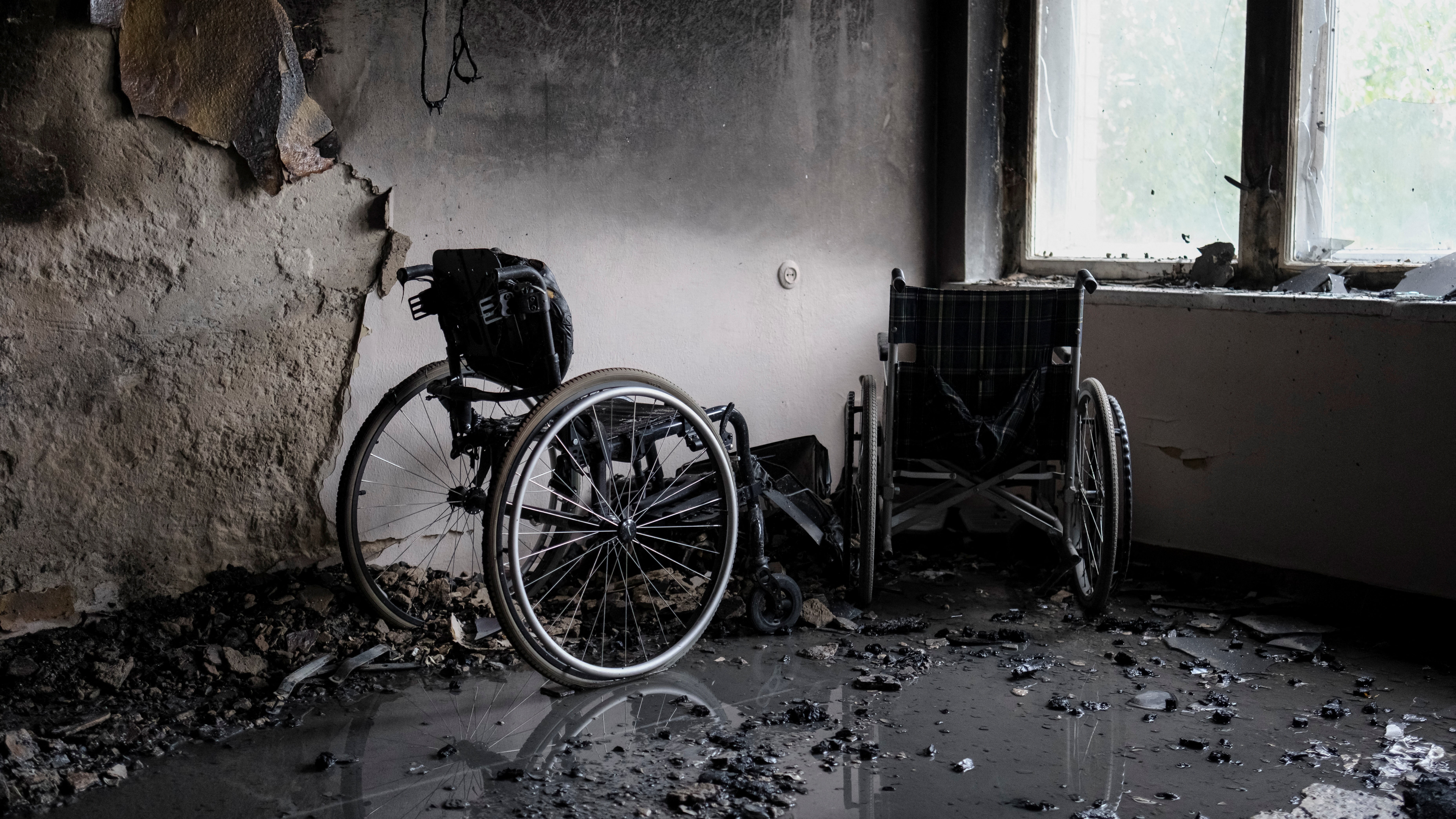 Danos nunha clínica alcanzada por drons rusos en Kíiv. REUTERS/Gleb Garanich