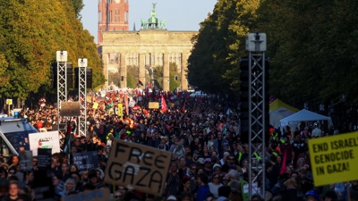 Manifestantes na porta de Brandenburgo. REUTERS/Christian Mang