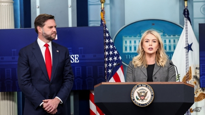 O vicepresidente Vance e Karoline Leavitt, durante a intervención deste mércores (REUTERS/Kevin Lamarque)