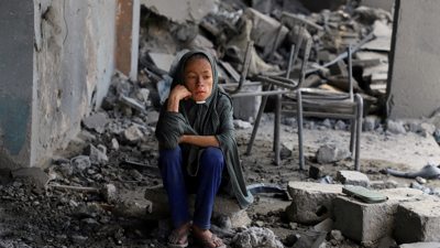 Unha nena palestina senta entre os refugallos dun refuxio bombardeado polos israelís a pasada noite. REUTERS/Ebrahim Hajjaj
