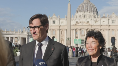 O presidente da Generalitat, Salvador Illa, xunto á embaixadora de España no Vaitcano, Isabel Celáa, tras a audiencia co Papa Leon XIV no Vaticano