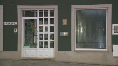 As empregadas desta farmacia alertaron do sucedido a Garda Civil e os servizos sociais do Concello de Riotorto