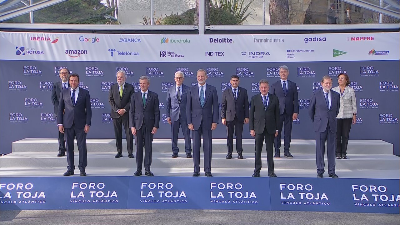 Filipe VI, xunto a outras autoridades, organizadores e convidados, á súa chegada ao Foro La Toja este xoves