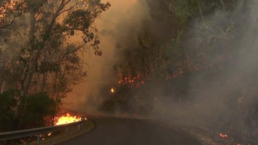 O lume obrigou a cortar a circulación por tren e tamén por estrada na zona afectada