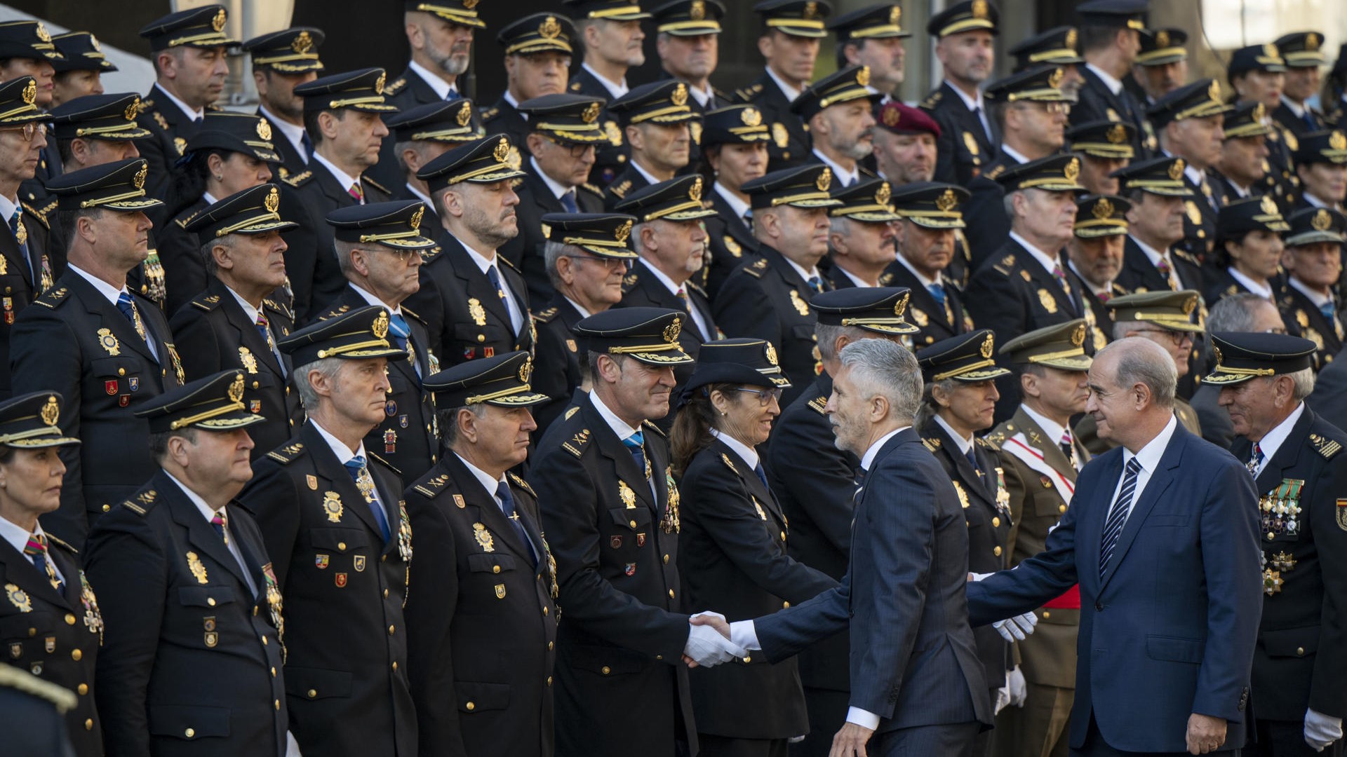 O ministro do Interior, Fernando Grande-Marlaska (e), e o director xeral da Policía, Francisco Pardo, saúdan aos axentes (EFE/Brais Lorenzo)