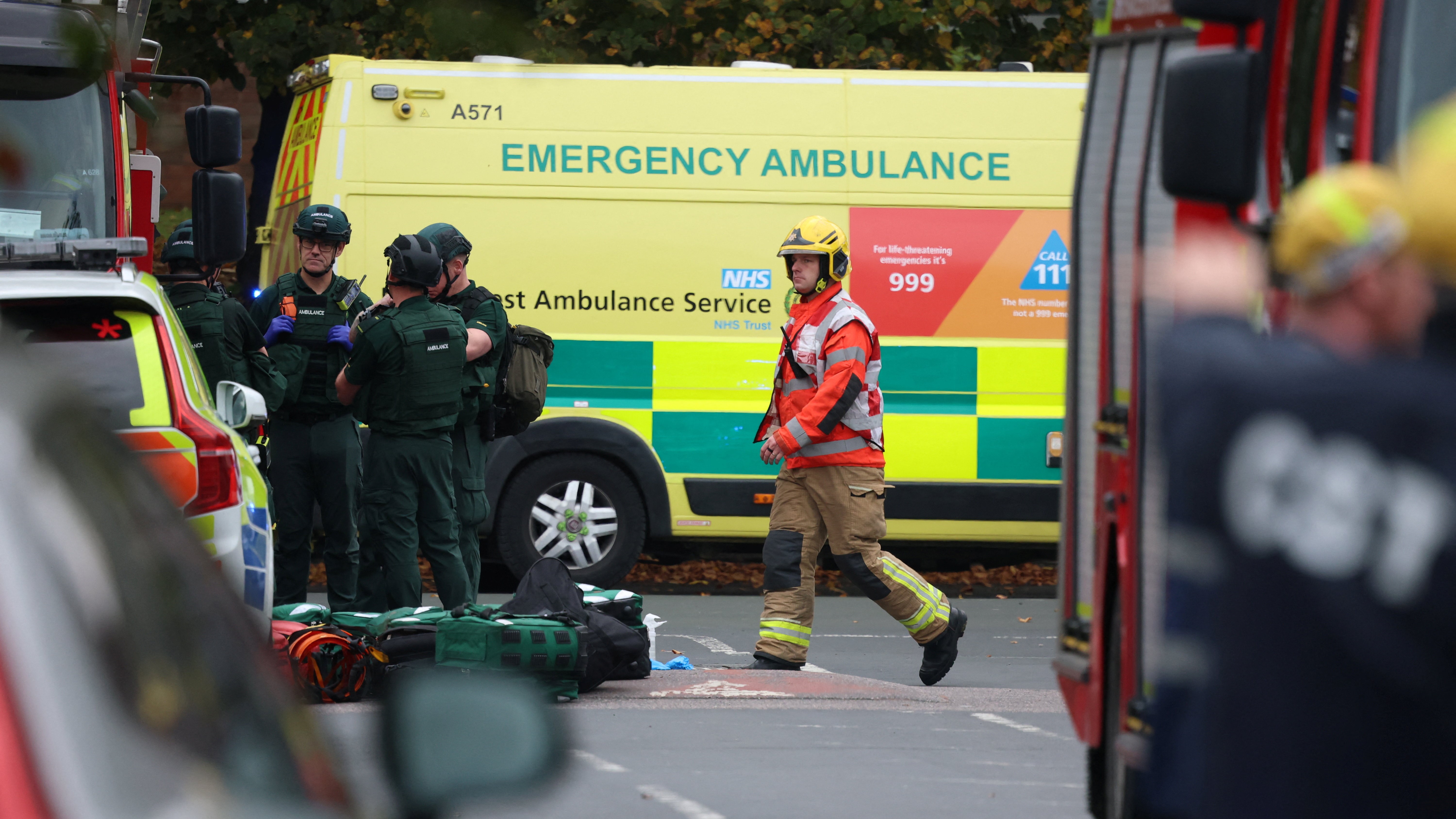 Policía e sanitarios na contorna da sinagoga onde se produciu o acoitelamento (Reuters/Phil Noble)