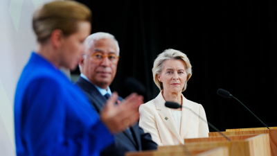 A presidenta do Consello Europeo Ursula von der Leyen, o presidente do Consello Europeo Antonio Costa e a primeira ministra danesa Mette Frederiksen asisten a unha conferencia de prensa durante o cumio informal de xefes de Estado e de Goberno da UE en Copenhague (Ritzau Scanpix / Ida Marie Odgaard vía REUTERS)