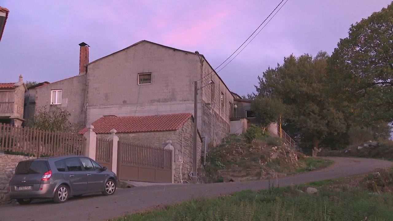Un particular alertou de que o home caera do tellado da súa propia casa, na parroquia de Arnego