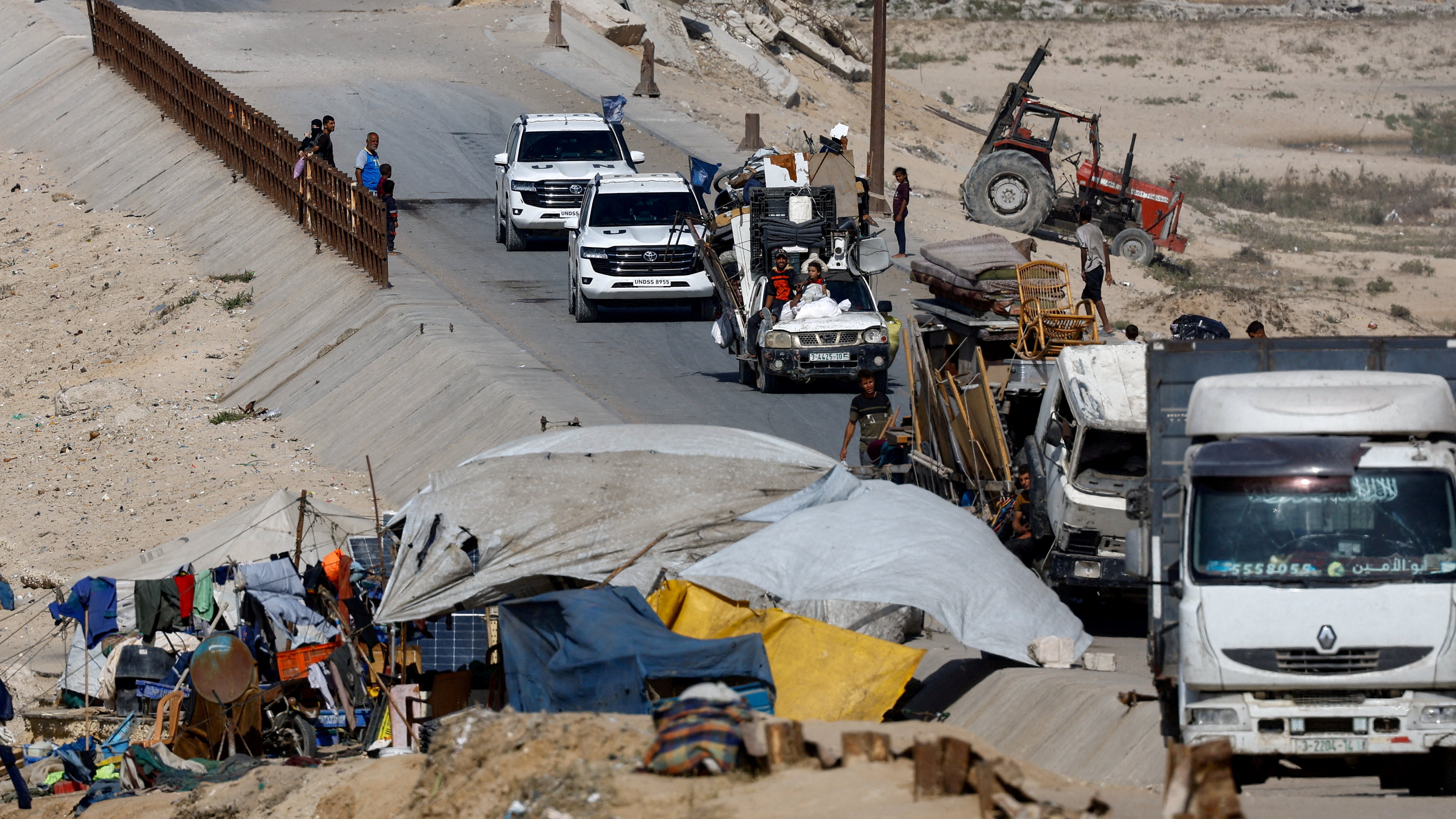 Vehículos da ONU circulan polo centro de Gaza. REUTERS/Mahmoud Issa